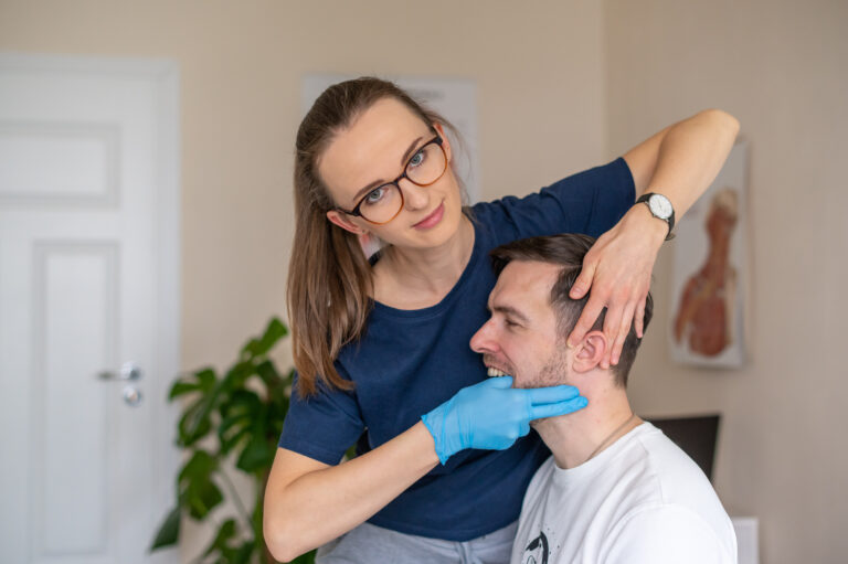 Ból szczęki, napięcie twarzy, szumy uszne? To może być bruksizm