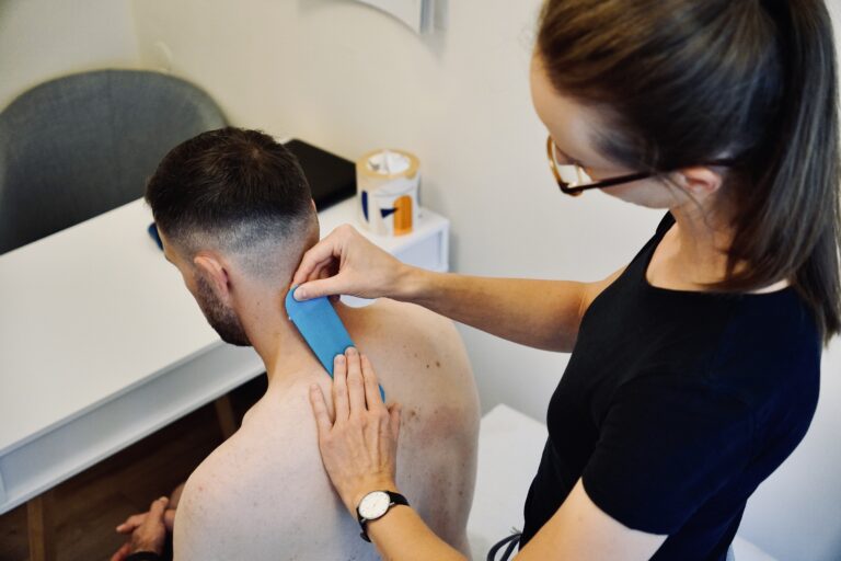 Kinesiotaping – skuteczne wsparcie terapii manualnej. Jak działają plastry i kiedy warto je stosować?