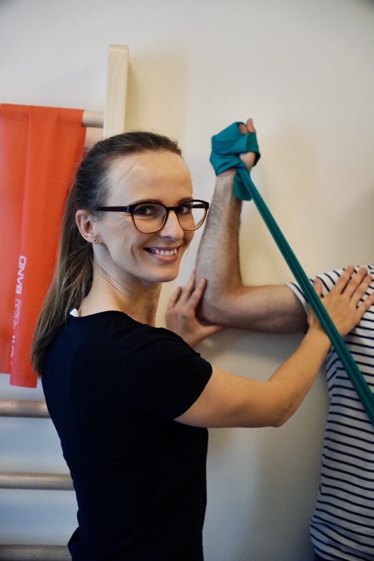 Ból barku – skąd się bierze i jak pomaga fizjoterapia?